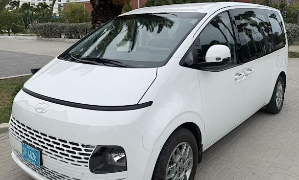 HYUNDAI STARIA ARUBA ( 12 SEATER )